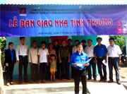 Toàn tỉnh xây dựng, bàn giao 3.351 căn nhà cho hộ nghèo cần hỗ trợ về nhà ở giai đoạn 2009-2012