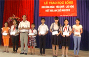 Trao 45 suất học bổng vượt khó học giỏi