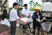 Cấp phát gạo cho người dân di cư tự do từ Campuchia về nước gặp khó khăn