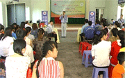 Công nhân học kỹ năng làm việc tập thể và tinh thần đồng đội