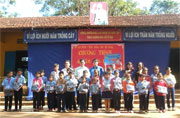 Tặng “áo ấm mùa đông” cho học sinh khó khăn