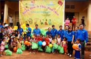 “Trăng rằm sẻ chia” đến với học sinh tiểu học