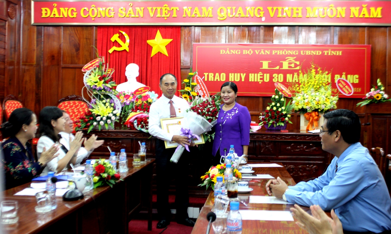 Trao huy hieu 30 nam tuoi dang