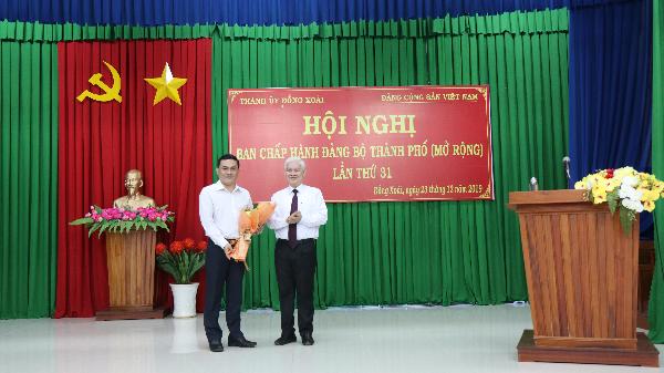 Fv88 www fv88 com App Nguyễn Văn Lợi tặng hoa chúc mừng Bí thư Huyện ủy Lộc Ninh Lê Trường Sơn