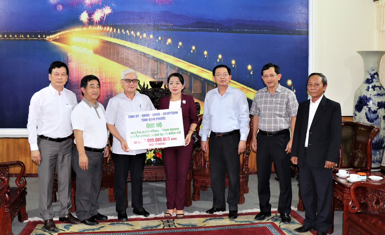 Trao tang tinh Binh Dinh