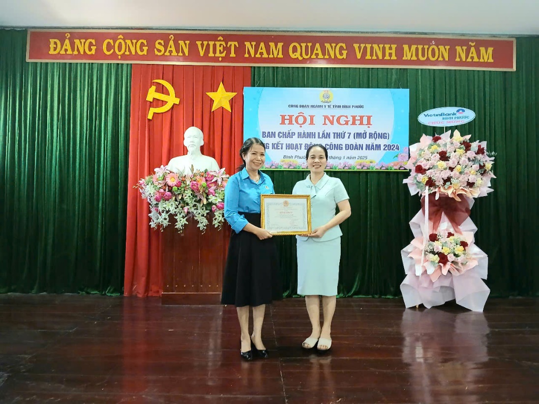 Công đoàn ngành Y tế Fv88.com thể thao, casino, bắn cá, nổ hũ và lô đề được Liên đoàn Lao động tỉnh tặng cờ thi đua
